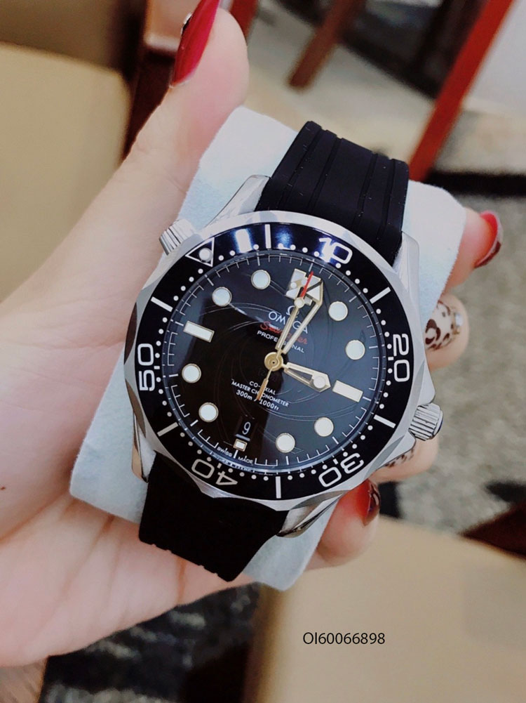 đồng hồ Omega Seamaster nam máy cơ dây cao su mặt đen giá rẻ