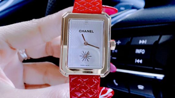 Đồng hồ Nữ Chanel Boy Friend dây da đỏ viền vàng hình quả trám cao cấp
