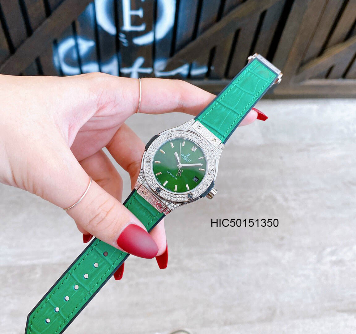 đồng hồ Hublot nữ máy cơ dây màu xanh lá viền đính đá