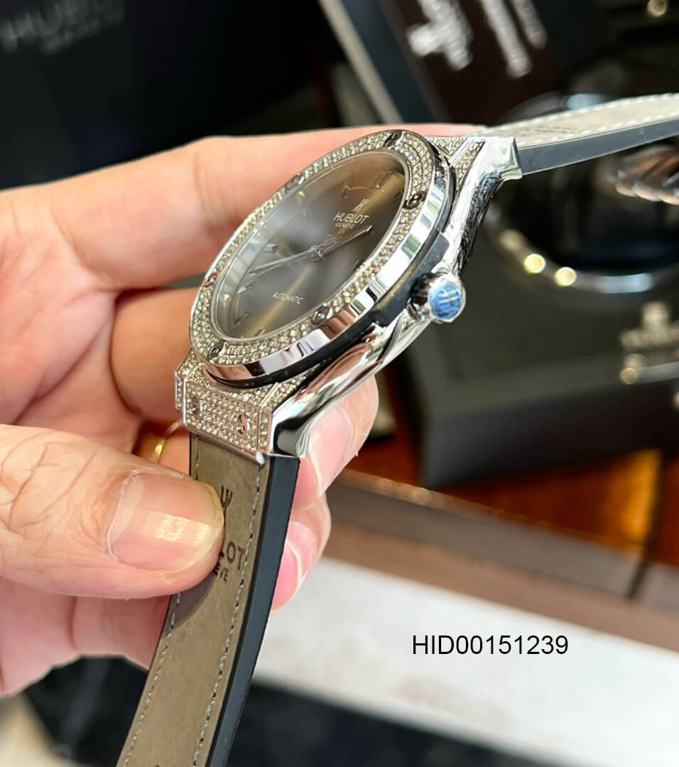 Đồng hồ Hublot Classic Fusion Automatic nam đính đá dây cao su bọc da xám