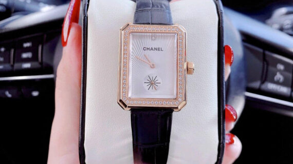 Đồng hồ Nữ Chanel Boy Friend dây da viền đá mặt trắng
