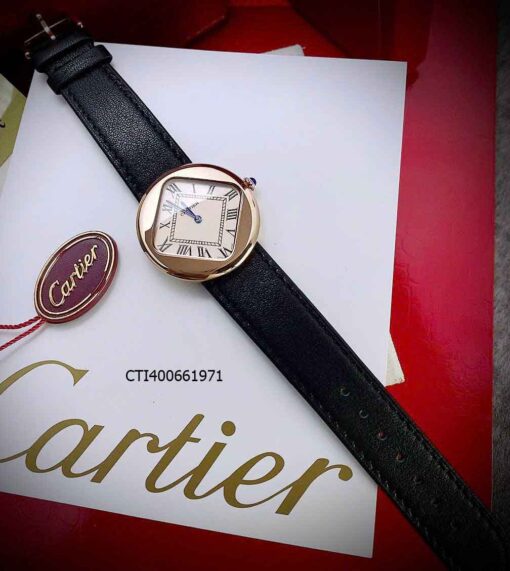 Đồng hồ Nam Cartier PEBBLE RE-EDITION dây da đen viền vàng mặt vàng