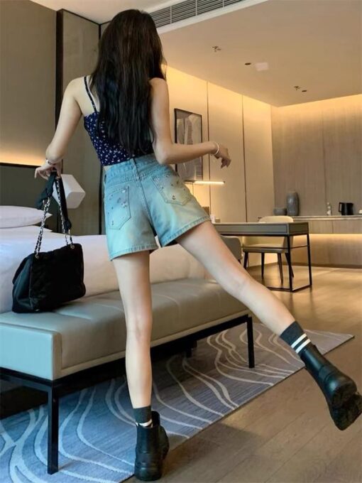 Quần short jean nữ lưng cao không co giãn thêu hoa nhí