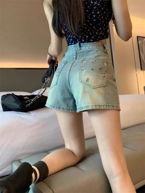 Quần short jean nữ lưng cao không co giãn thêu hoa nhí