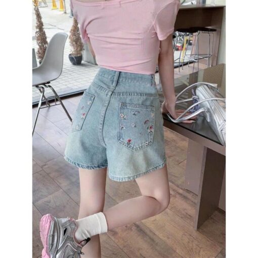 Quần short jean nữ lưng cao không co giãn thêu hoa nhí