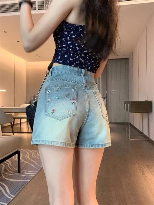 Quần short jean nữ lưng cao không co giãn thêu hoa nhí